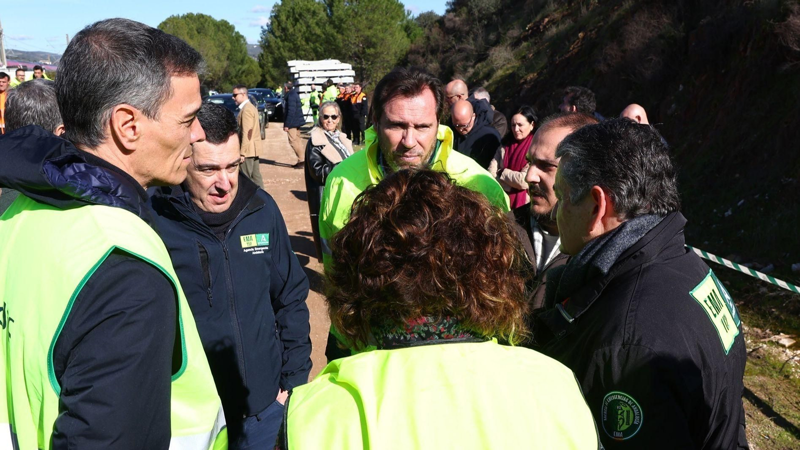 El presidente del Gobierno, Pedro Sánchez, el ministro de Transportes y Movilidad Sostenible, Óscar Puente, y la vicepresidenta primera y ministra de Hacienda, María Jesús Montero.