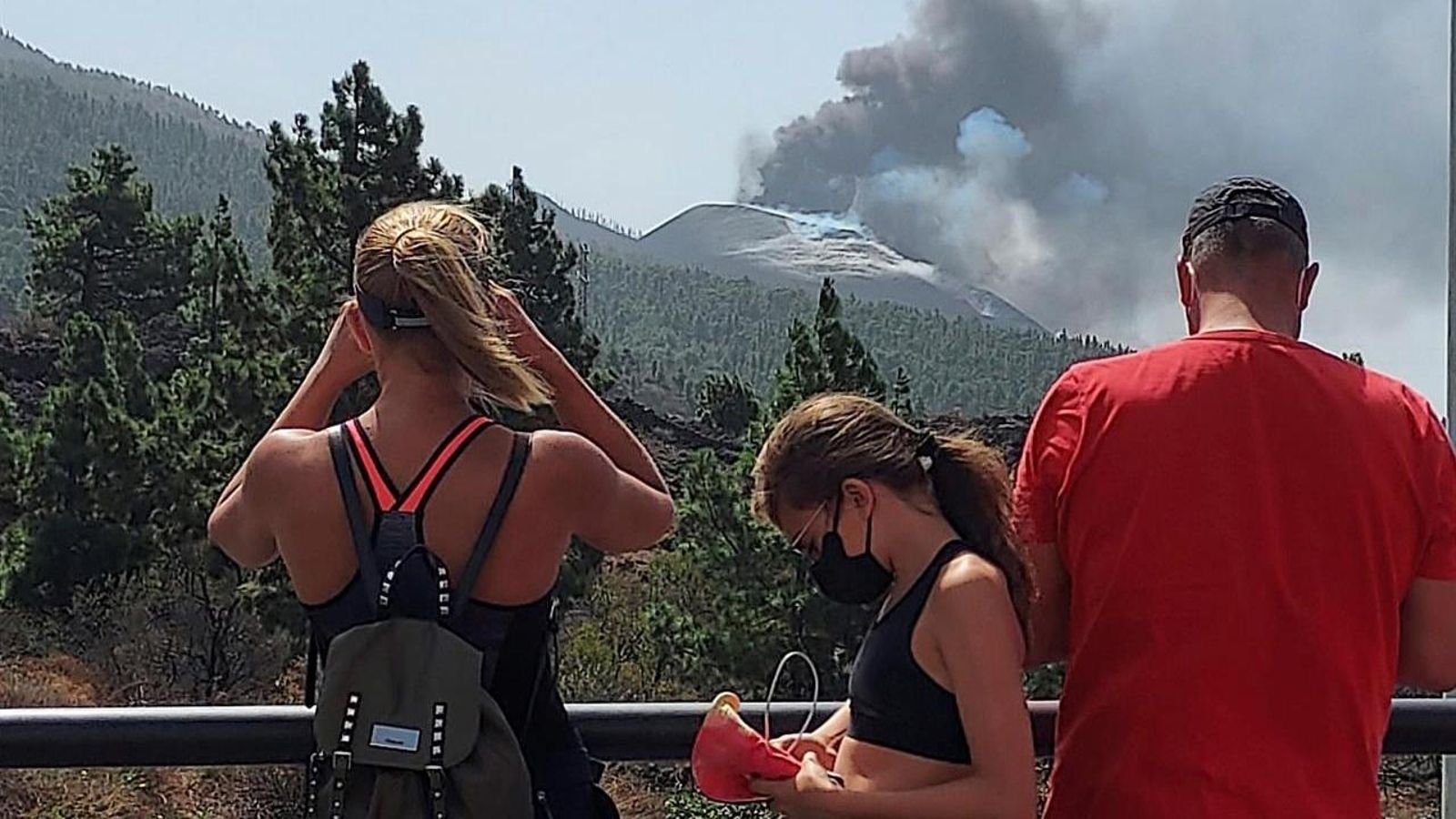 Numerosos curiosos y turistas se acercan hasta la zona de la erupción. EFE/Miguel Calero