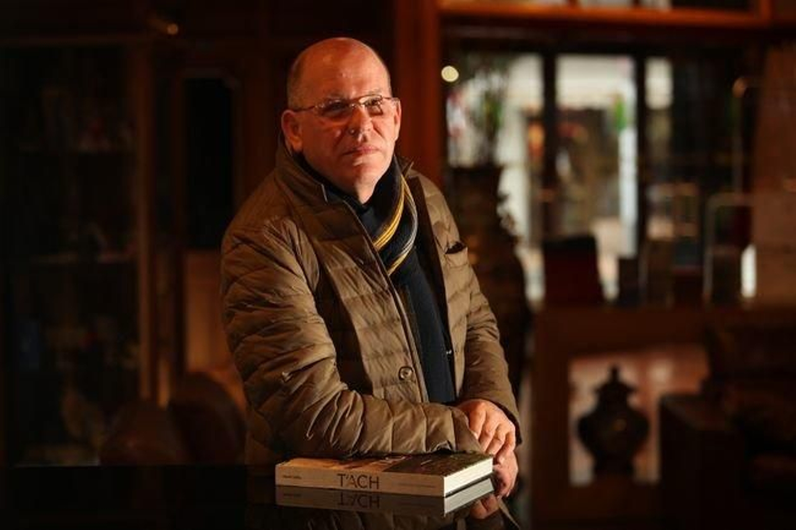 El chef panameño Charlie Collins, con su último libro.