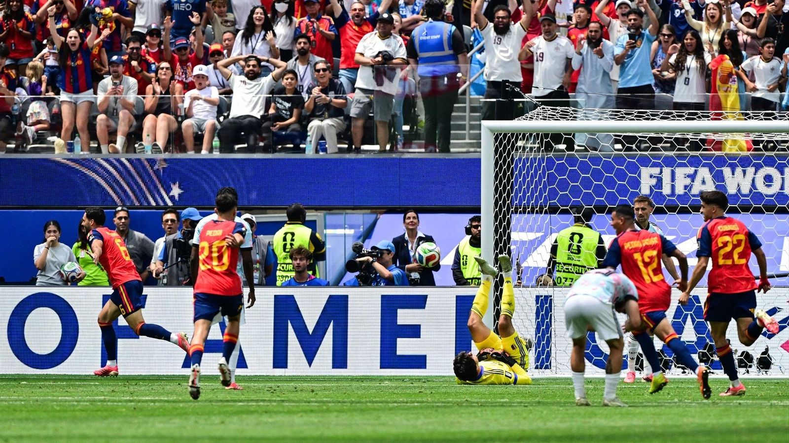 Mikel Merino celebra el gol de la victoria de España ante Bélgica.