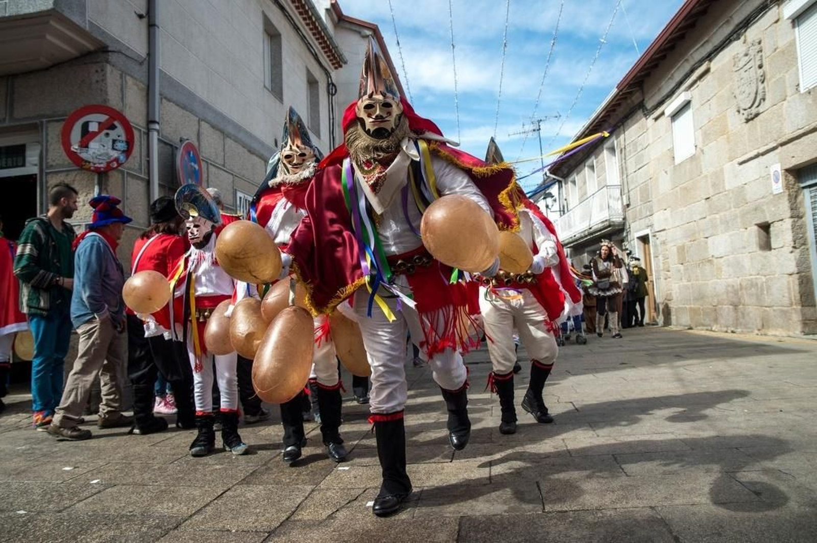 Las pantallas recorren las calles de Xinzo (ÓSCAR PINAL)
