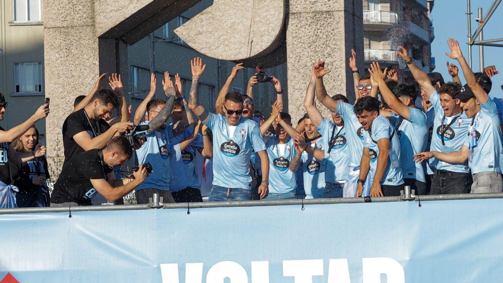 Galería | Fiesta celeste en Vigo por la vuelta del Celta a Europa
