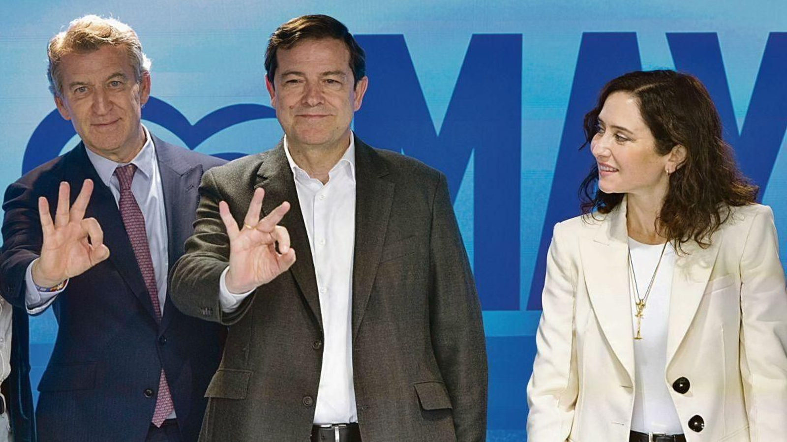 Alberto Núñez Feijóo y Alfonso Fernández Mañueco celebran el triunfo electoral en presencia de Ayuso.