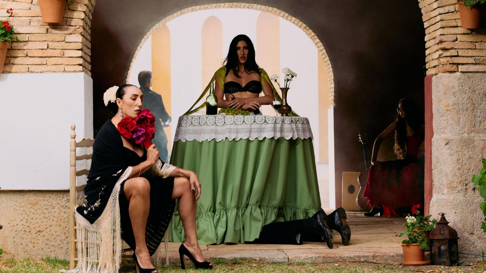 La cantante Judeline en el nuevo vídeo de 'La falda' junto a Rossy de Palma
