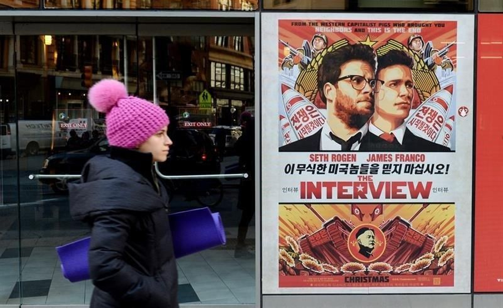 Vista de un afiche promocional de la película "The Interview" en el teatro Regal de Nueva York