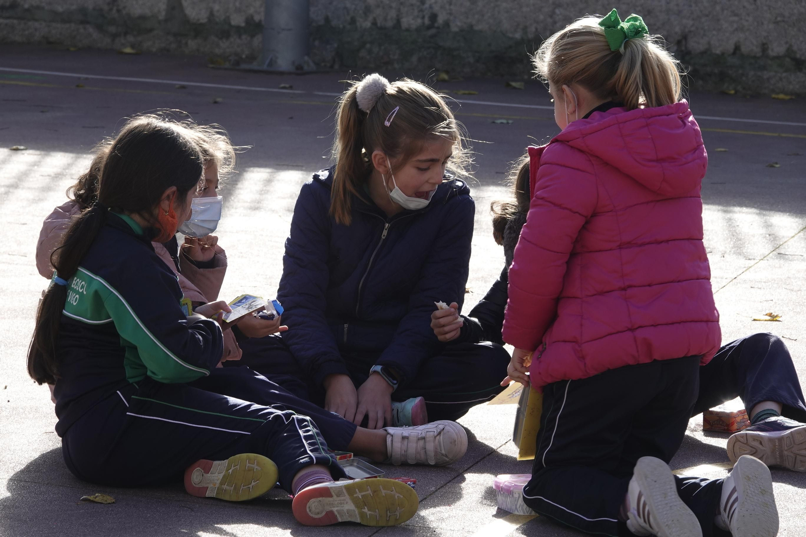Un grupo de niñas juega en el patio de un colegio de Vigo. // Vicente Alonso