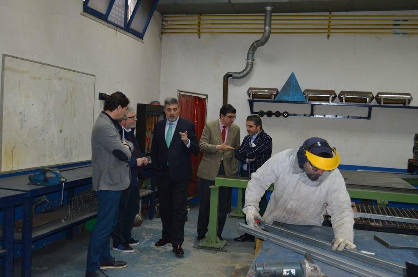 Marnotes, Manuel Castro (AEMOS), Óscar Soto y López-Cháves visitando el curso de soldadura.