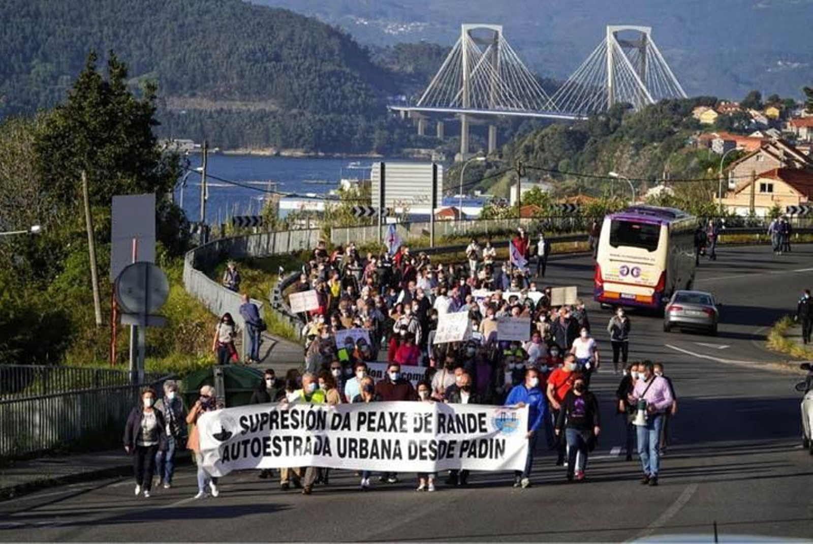 Manifestación de los vecinos de Teis y Chapela en marzo.