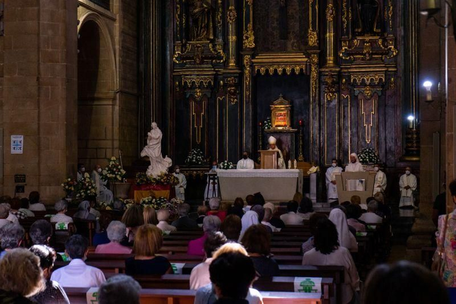 Ofrenda a la imagen de la Virgen Inmaculada en la iglesia de Santa Eufemia // FOTO: Miguel García