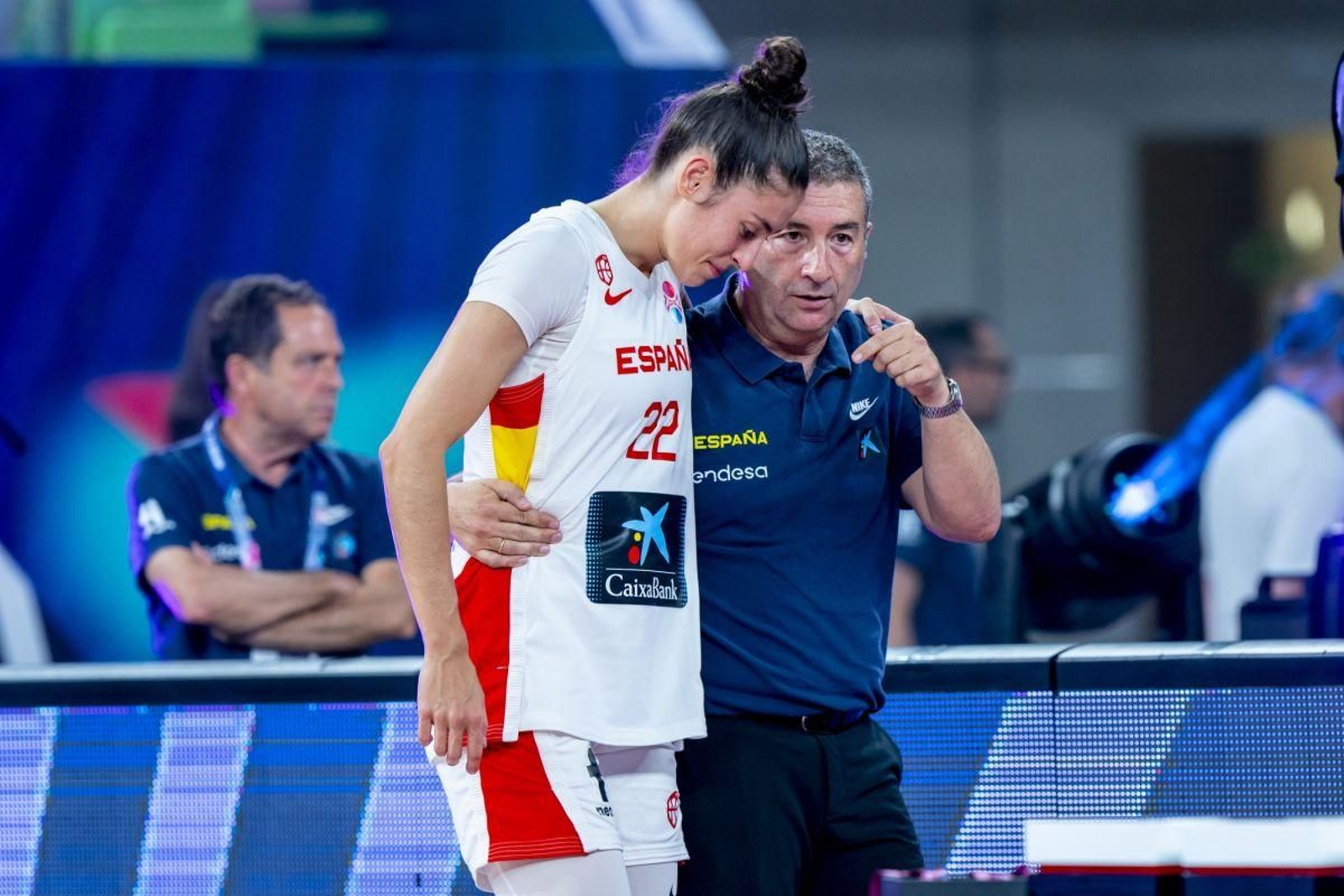 Miguel Méndez consuela a María Conde tras la final del Eurobasket, disputada ayer en Liubliana.