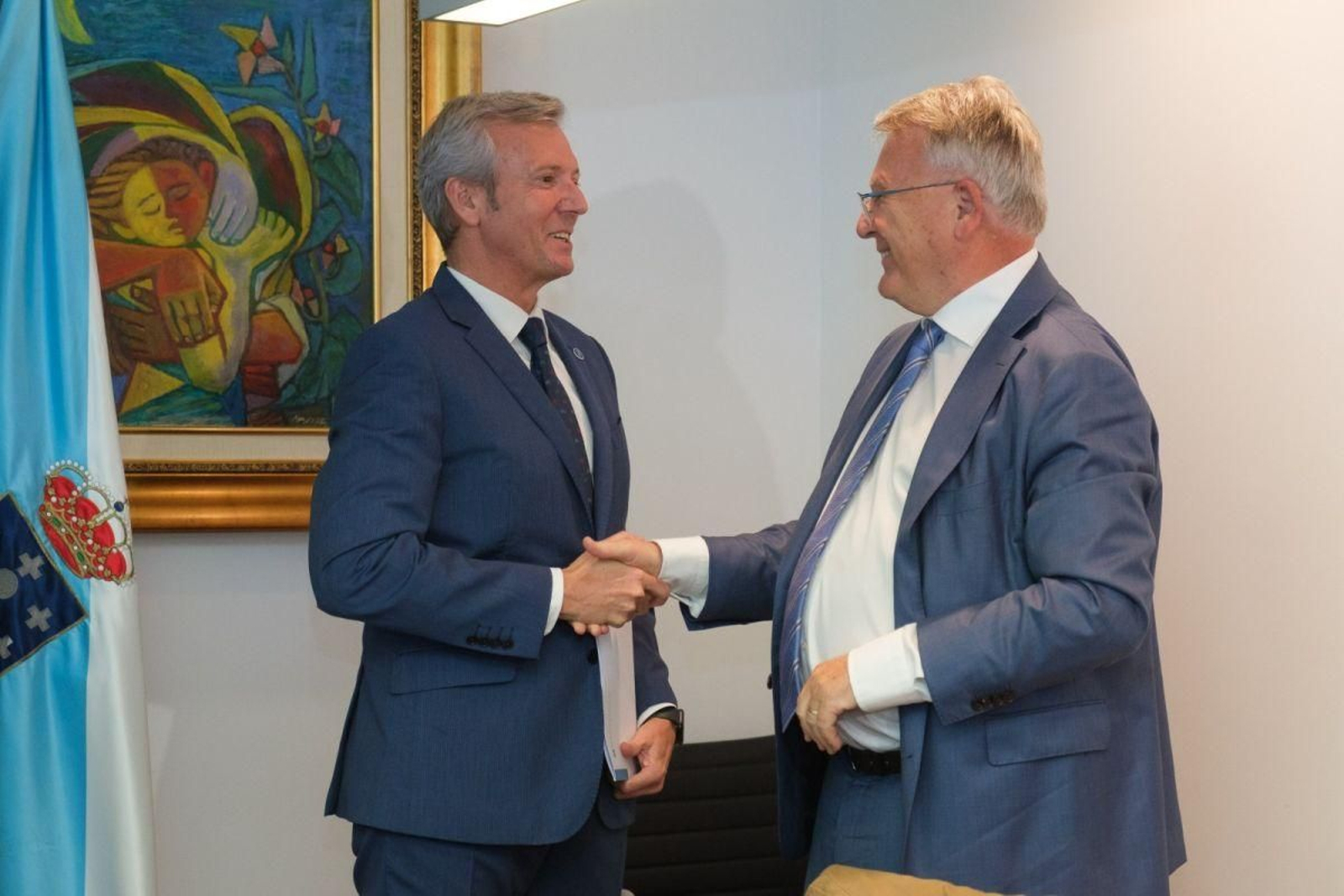 Alfonso Rueda, con el comisario de Empleo y Derechos Sociales de la UE, Nicolas Schmit.