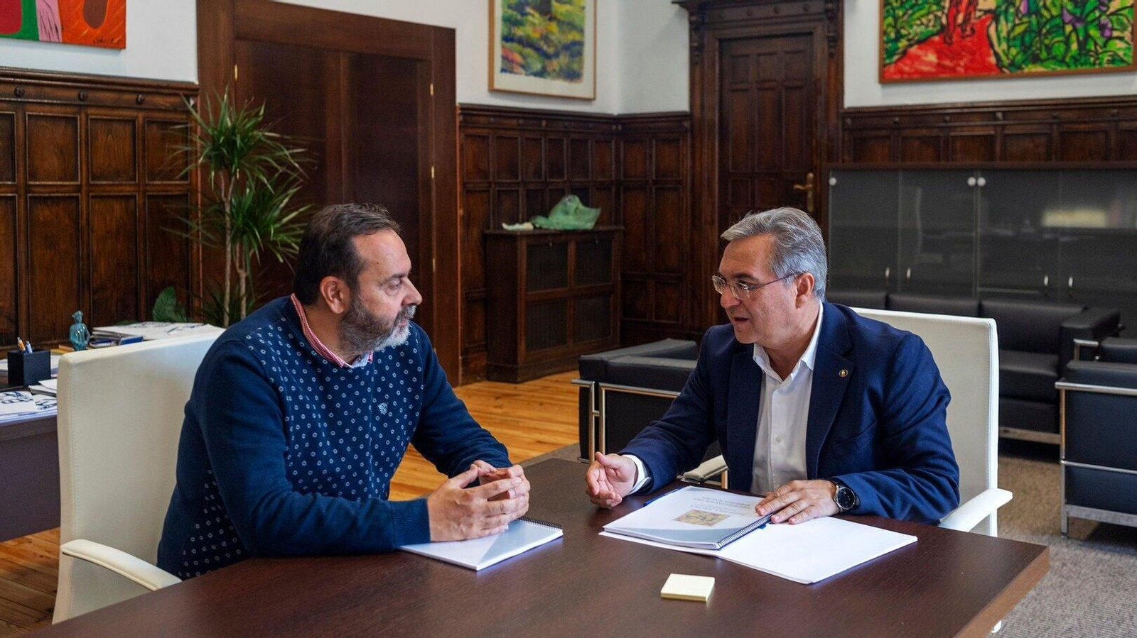 El presidente provincial, Luis Menor con el presidente del Consejo Regulador de la Denominación de Origen Ribeira Sacra, Antonio Lombardía.