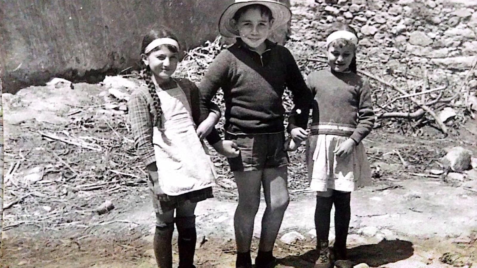 Foto de 1966. En Xora, parroquia de Treos, Concello de Vimianzo, A Coruña. Carlos al centro, a la derecha su prima Fina, de la casa do sastre de Cora, y a la izquierda una vecina de la aldea, de la casa de Paio