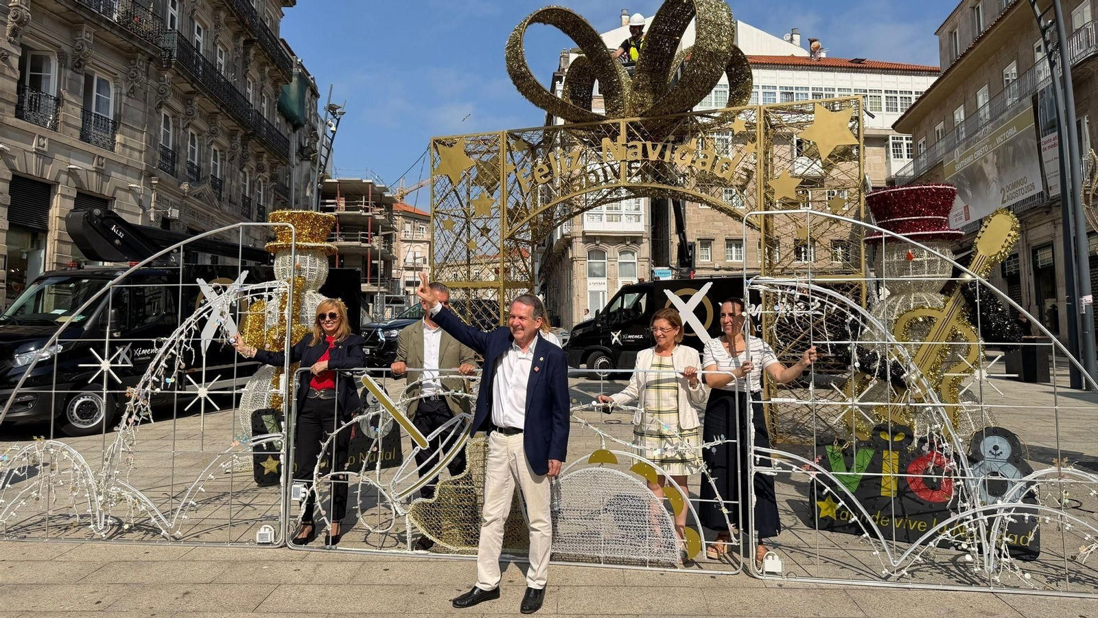 Imagen del inicio del montaje de las luces de Navidad de Vigo de este miércoles, 29 de julio.