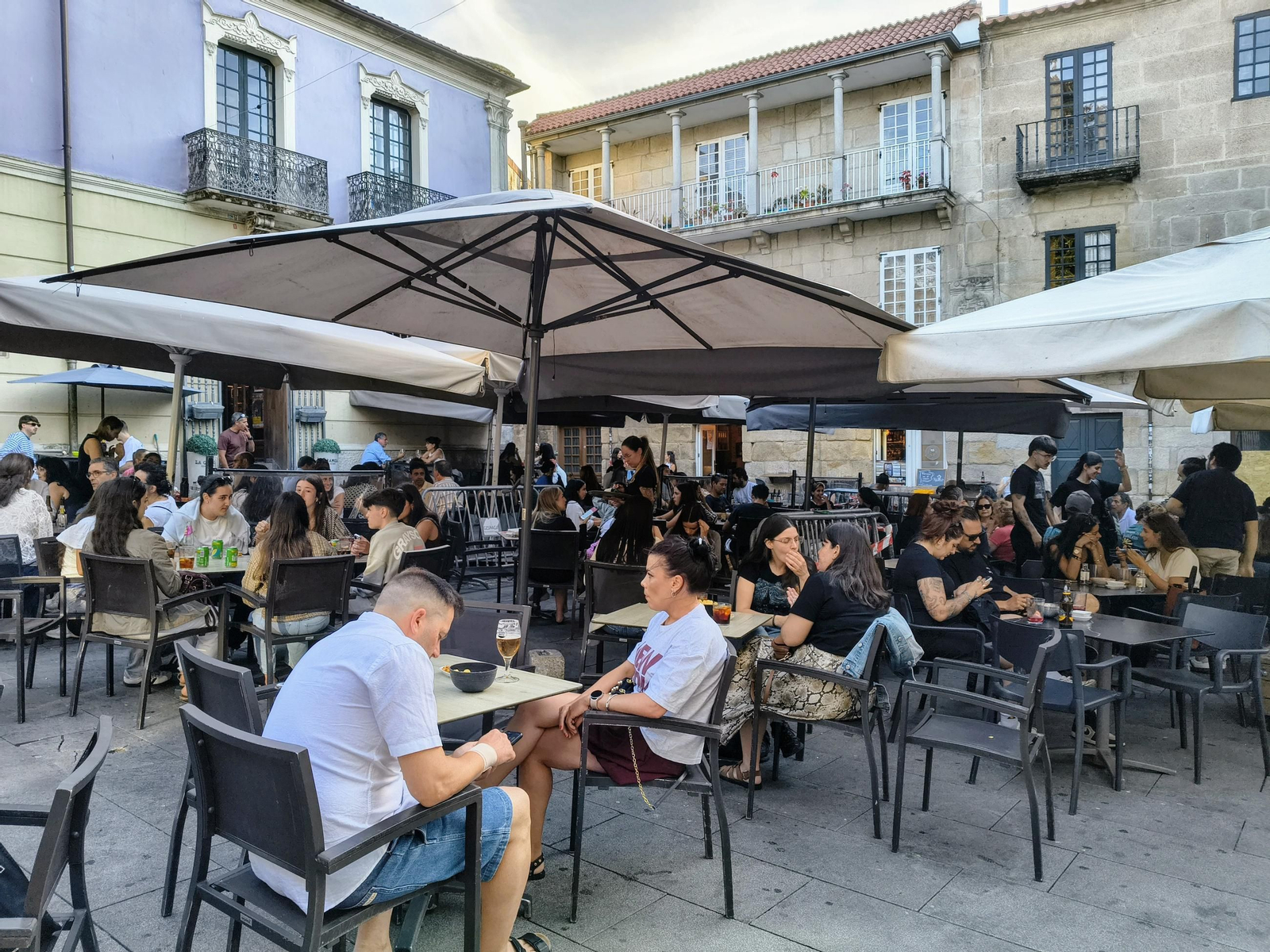 Terrazas de uno de los establacimientos situados en la Praza Méndez Núñez de Pontevedra.