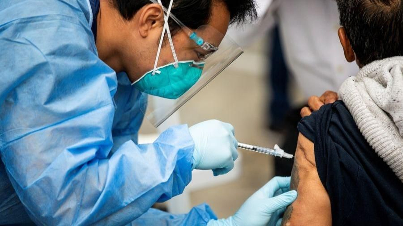 Un hombre recibe la vacuna contra el covid-19.