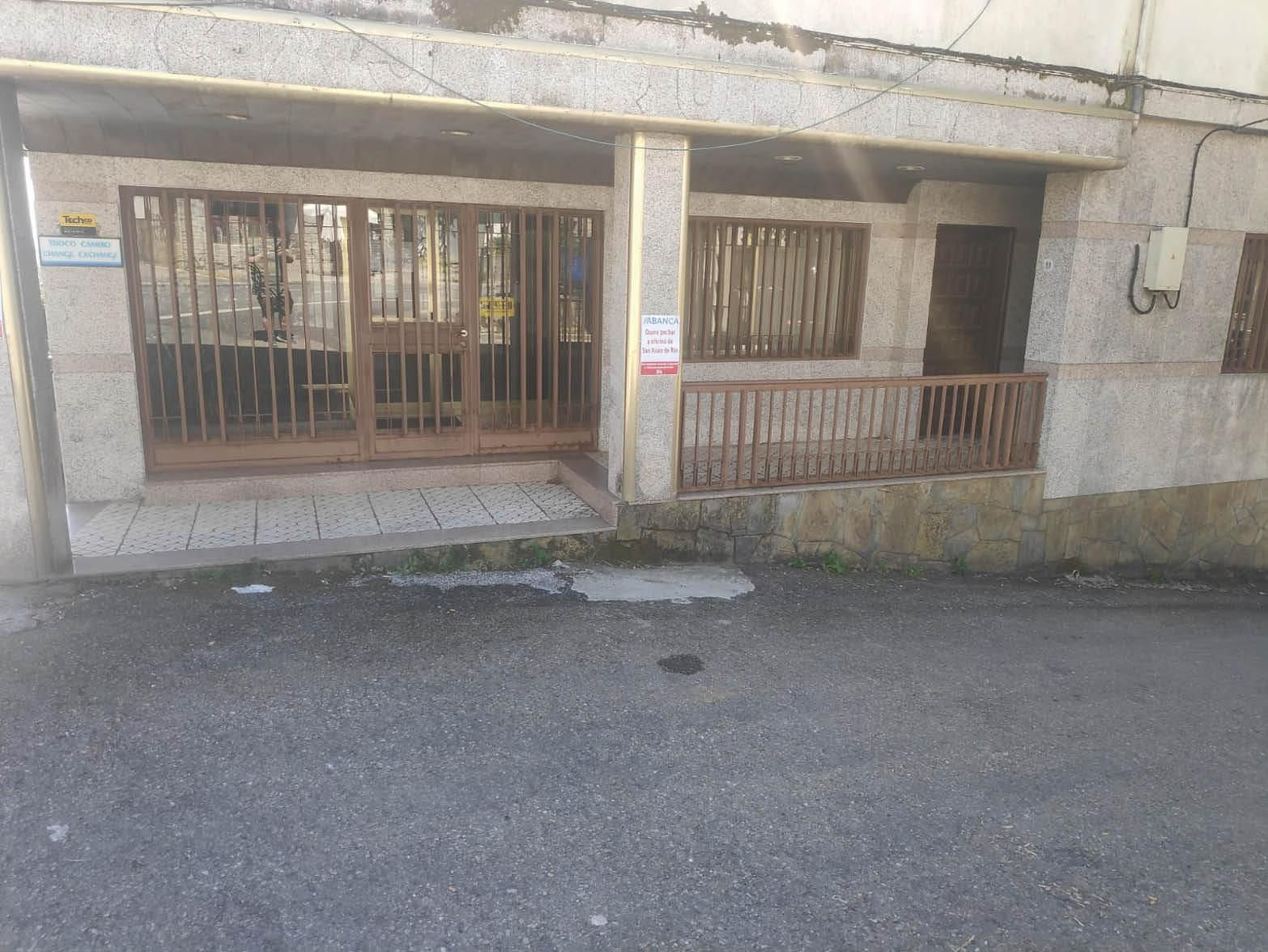 Oficina de la sucursal bancaria en San Xoán de Río.