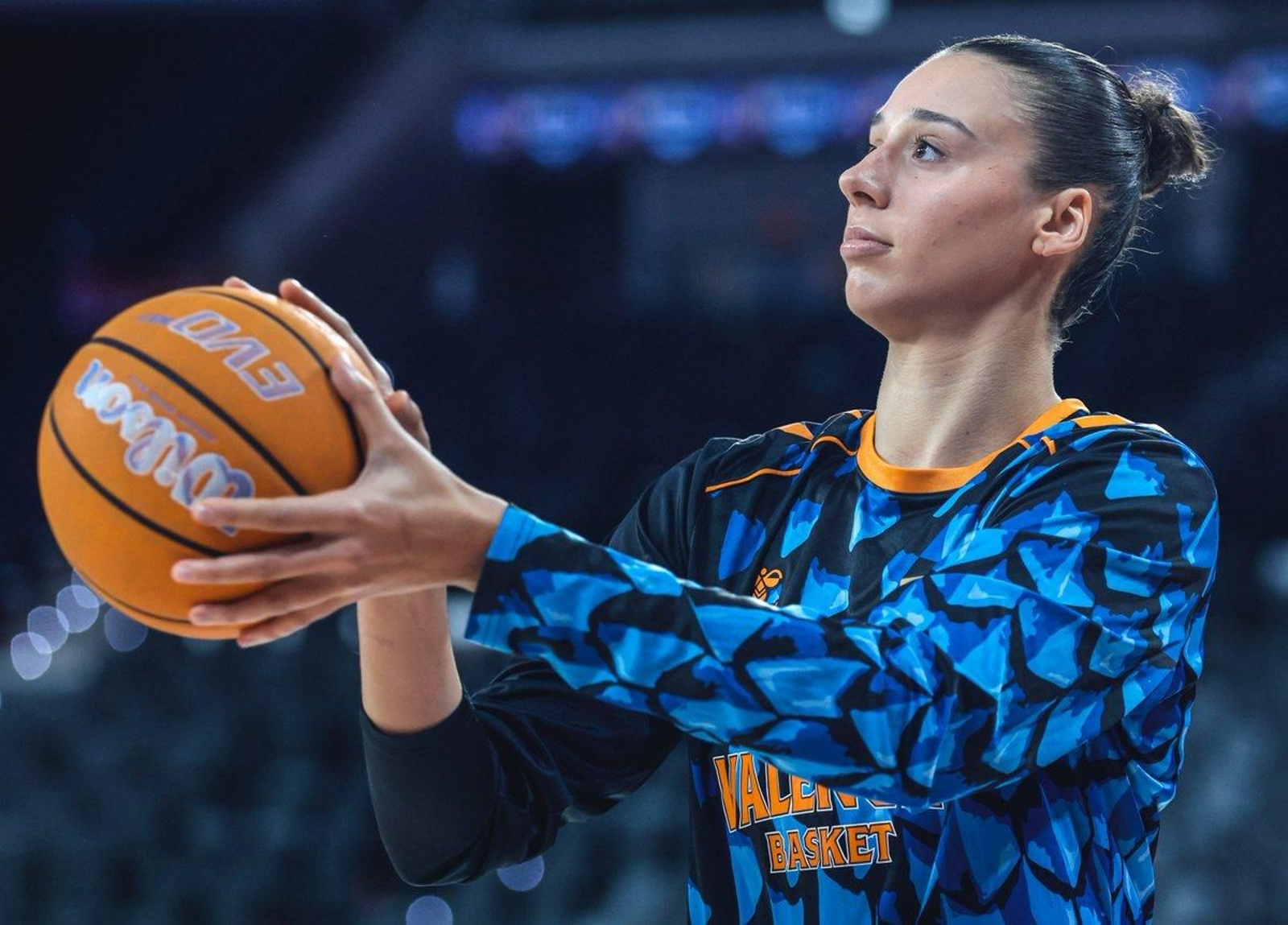 Raquel Carrera calentando antes de la final con el Valencia Basket.