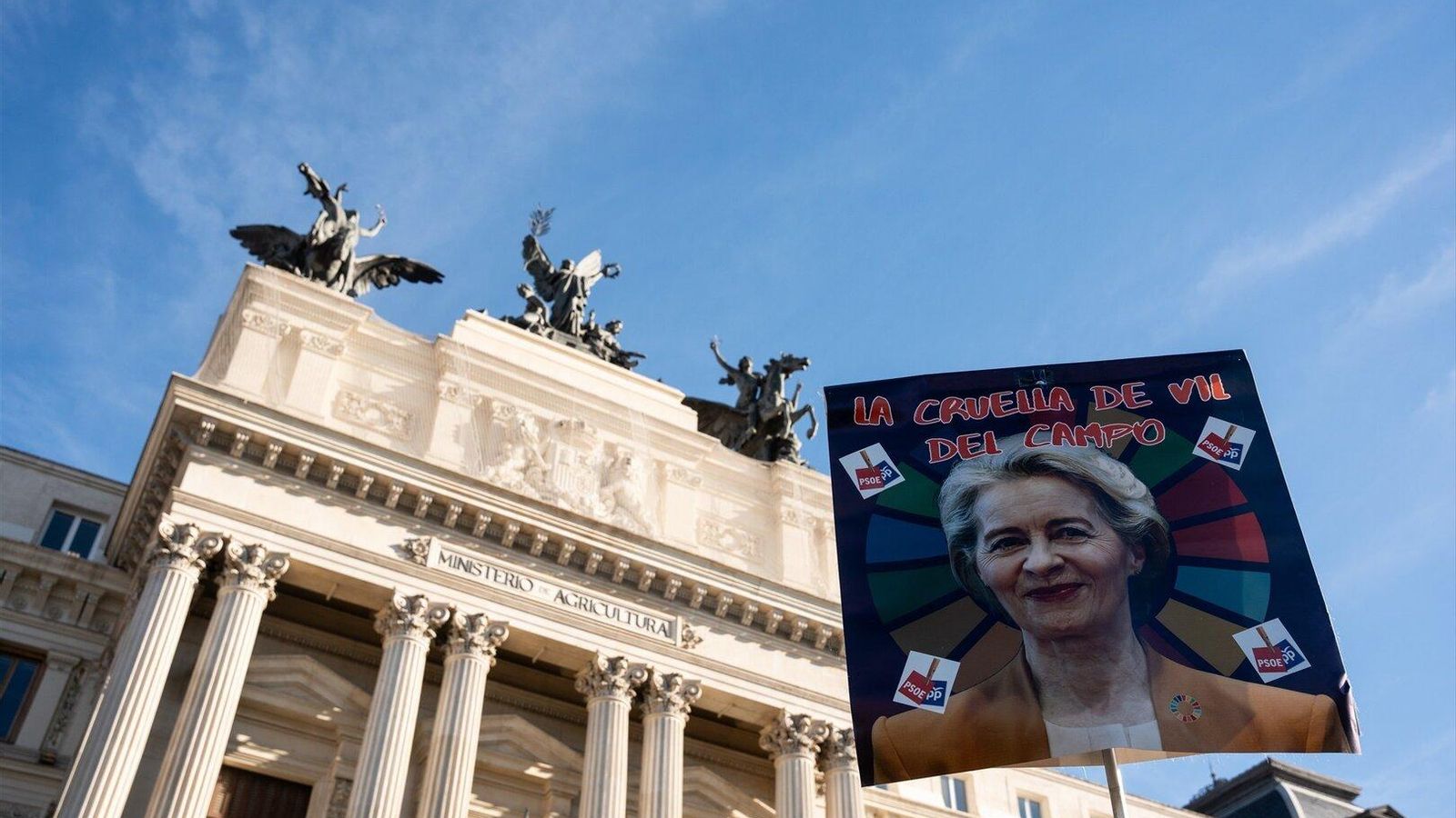 Un cartel con la cara de la presidenta de la Comisión Europea, durante una protesta de agricultores y ganaderos frente al Ministerio de Agricultura.