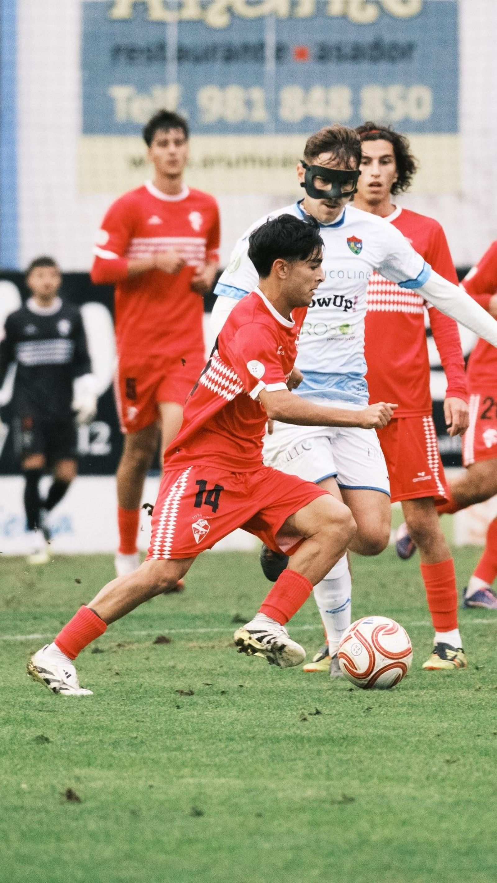 Pablo González conduce el balón.