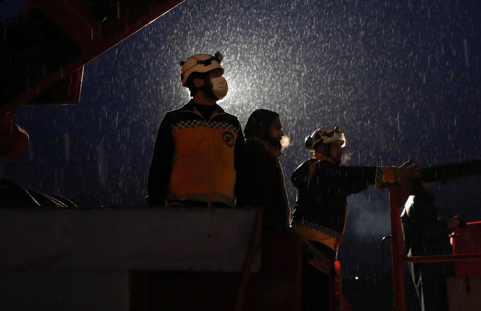 Las labores de rescate y salvamente se mantienen día y noche (EFE)