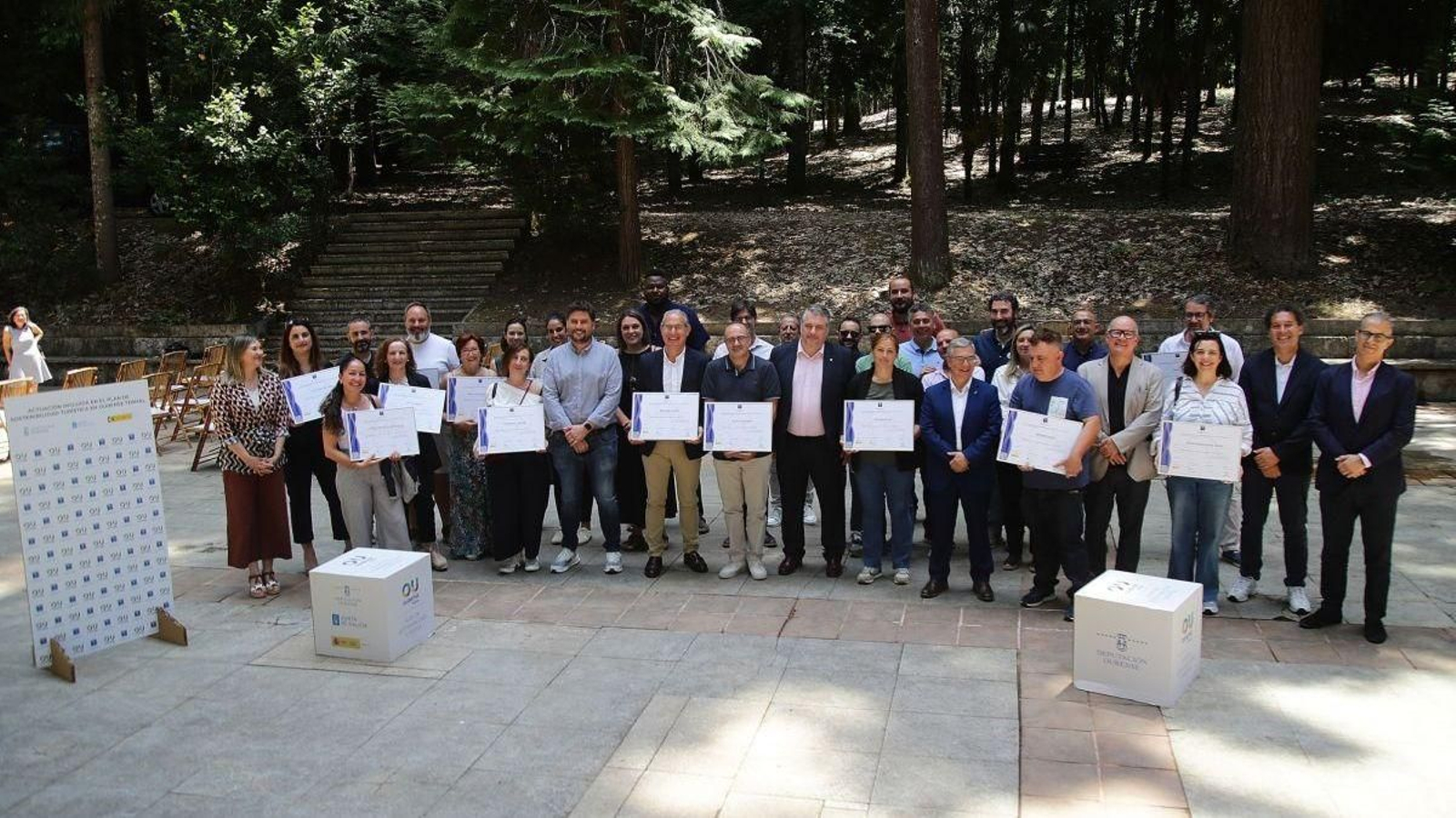 Autoridades y propietarios de servicios turísticos  que fueron reconocidos con las placas Sicted.