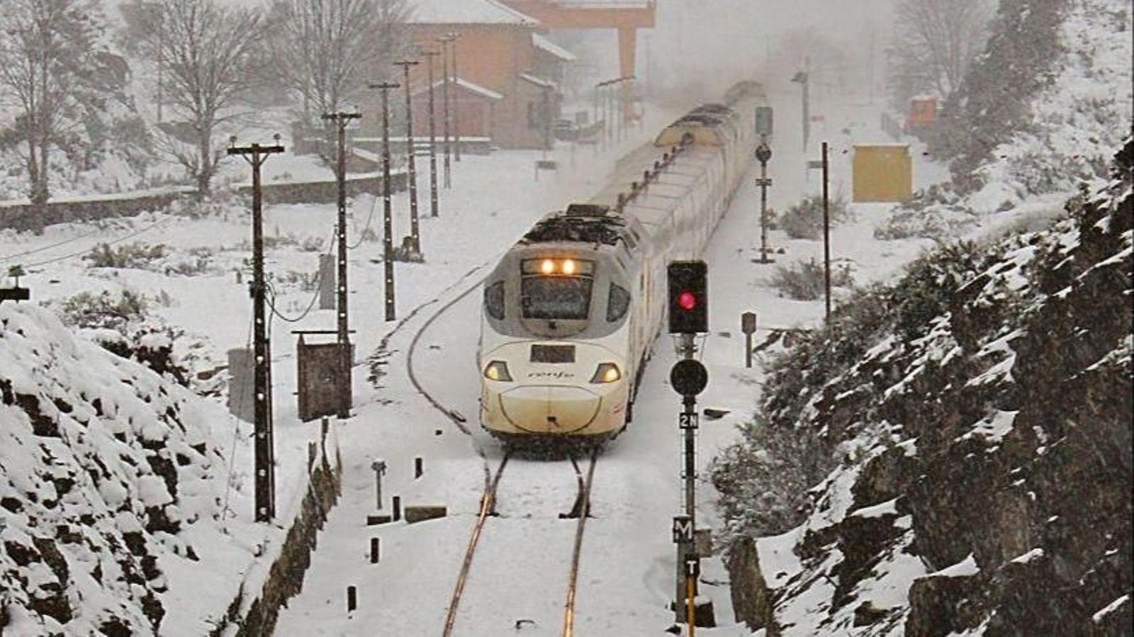Alvia 730 híbrido en una nevada en Vilariño de Conso