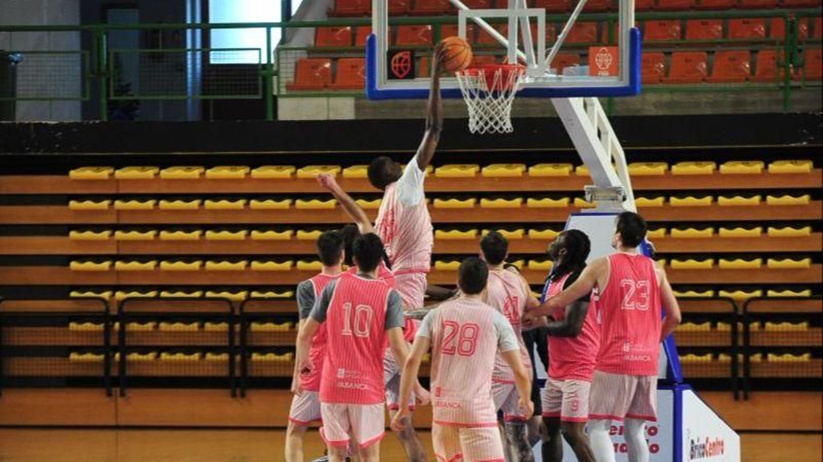 Romaro Gill trata de anotar una canasta en un entrenamiento.