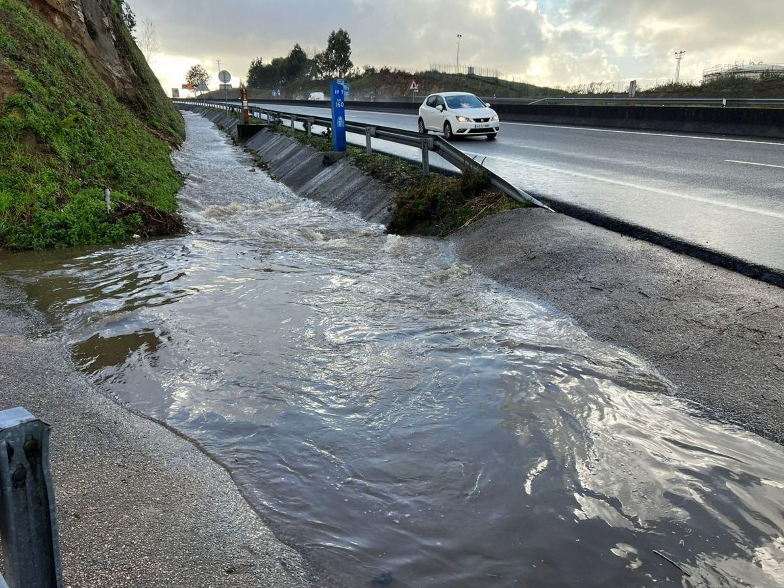 Bolsas de agua en la conexión entre la AP-9 y la A-55, ayer.