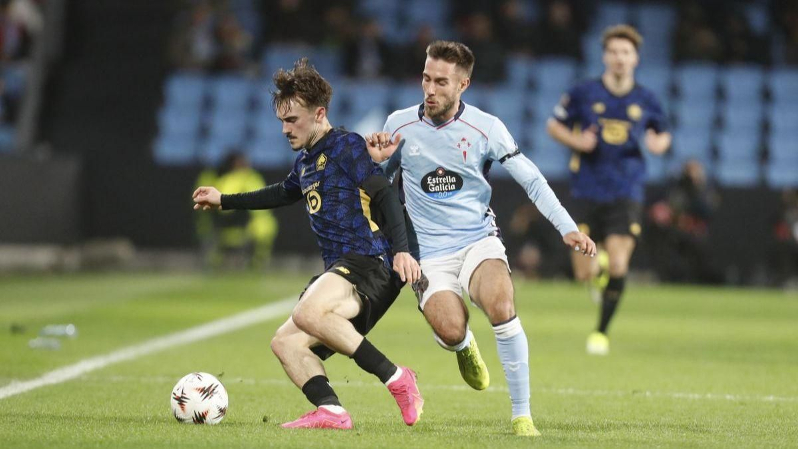 El catalán encima al extremo noruego del Lille Marius Broholm.