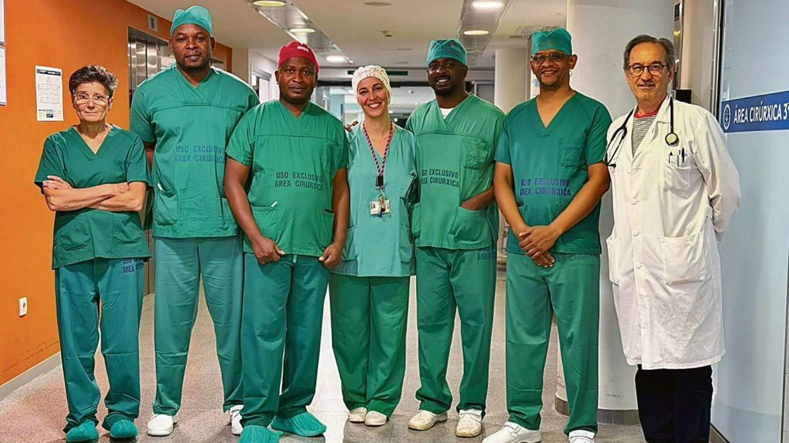 Residentes mozambiqueños, junto a profesionales del CHUO.