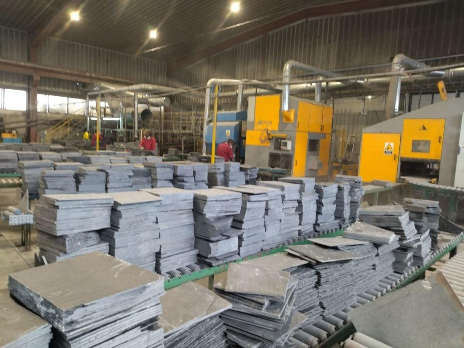 Nave de producción de pizarra en Carballeda.