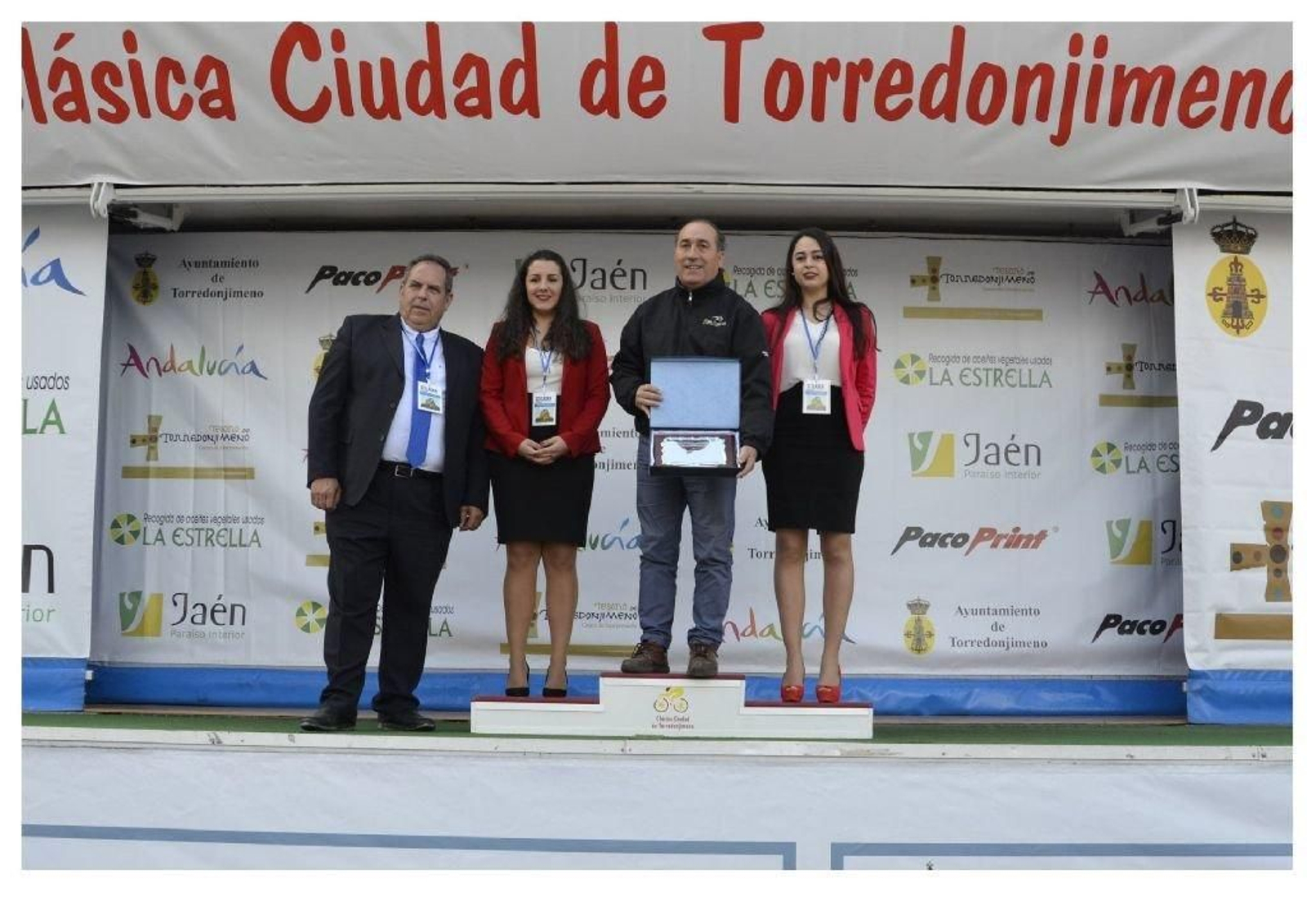 José Luis Chamorro recibió un homenaje en Torredonjimeno.