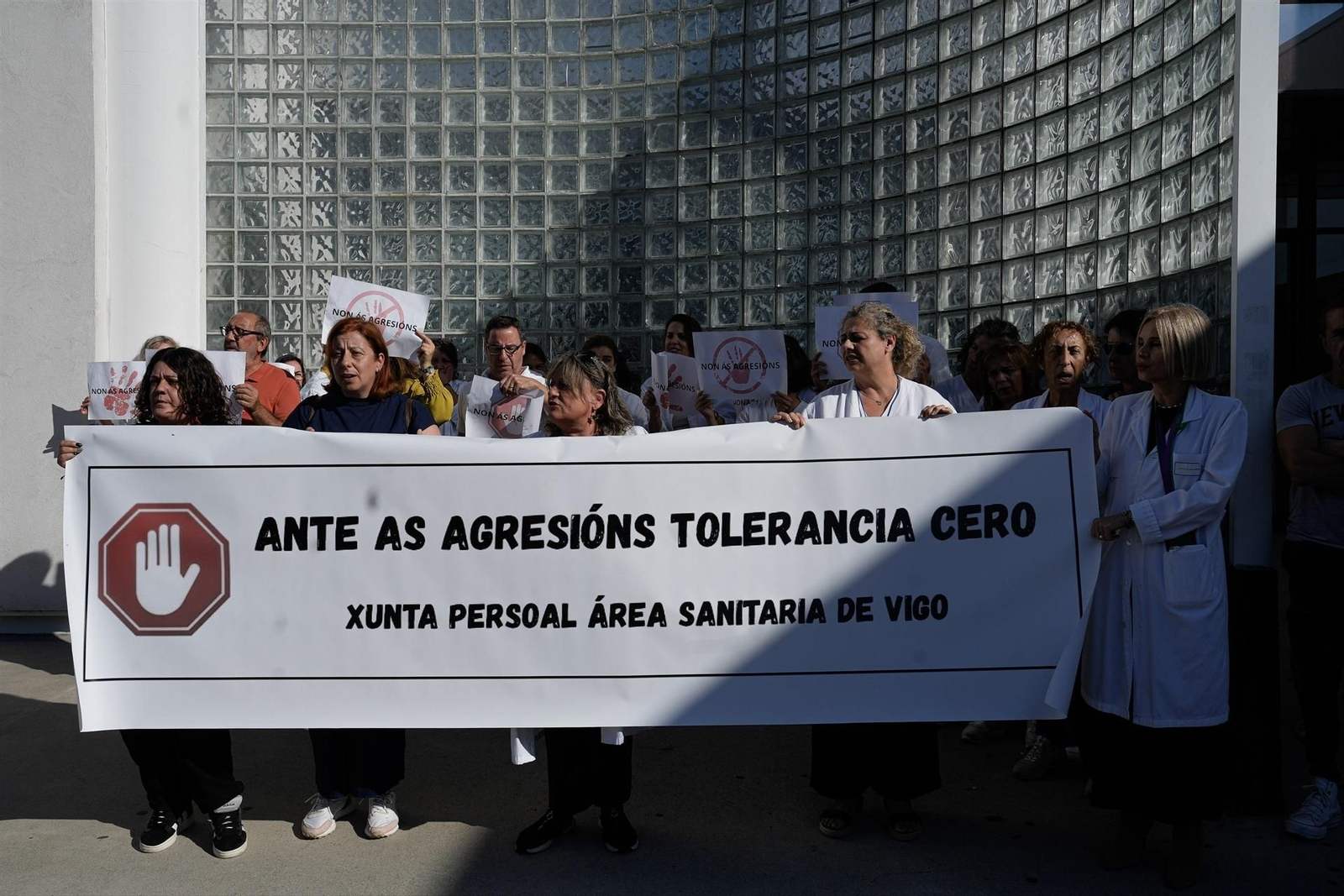 Imagen de archivo de sanitarios frente al Hospital Meixoeiro de Vigo pidiendo el cese de las agresiones.