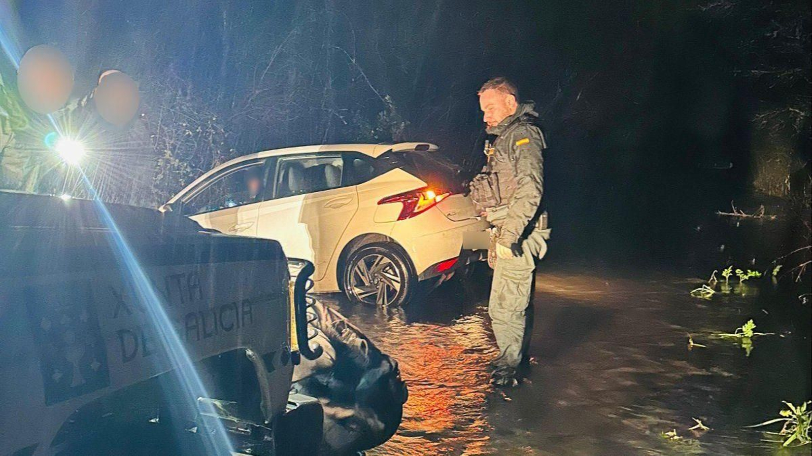 Los agentes de la Guardia Civil, auxiliando al conductor en Portas.