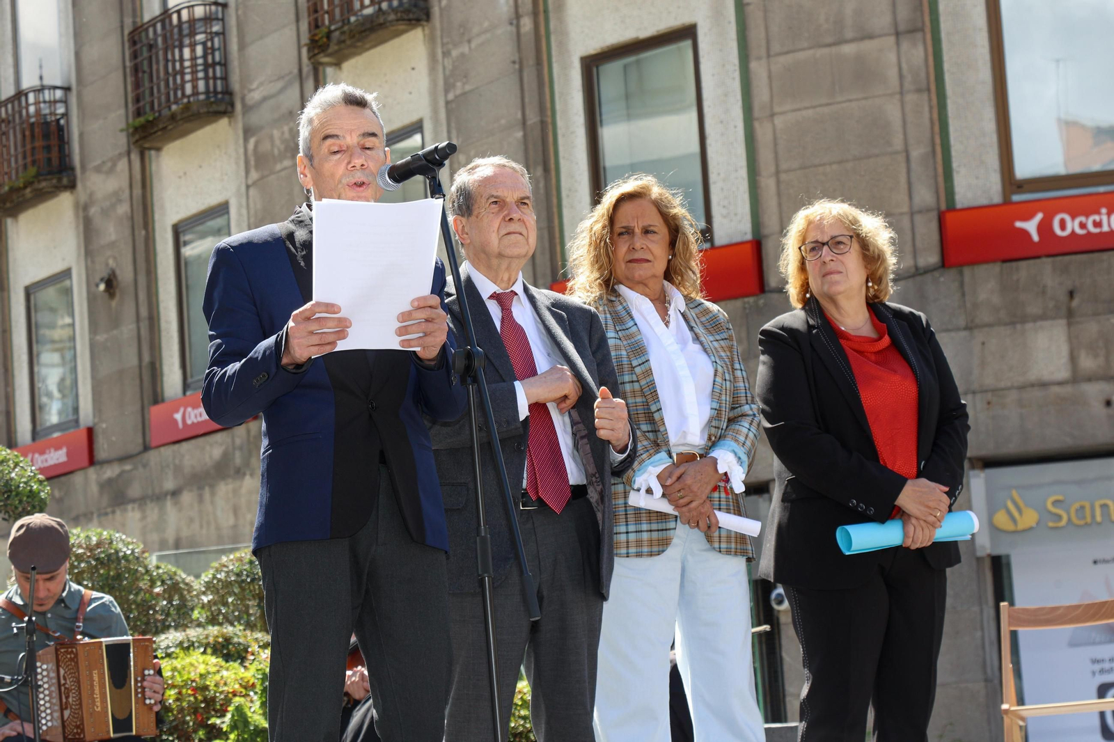 Galería | Begoña Caamaño es homenajeada en la Porta do Sol por las Letras Galegas