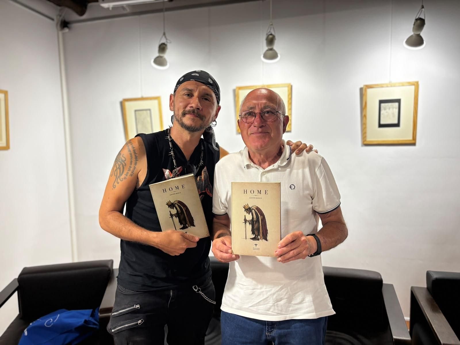 O editor Tomás G. Ahola e Antonio Blanco, membro do Padroado da Fundación Vicente Risco.