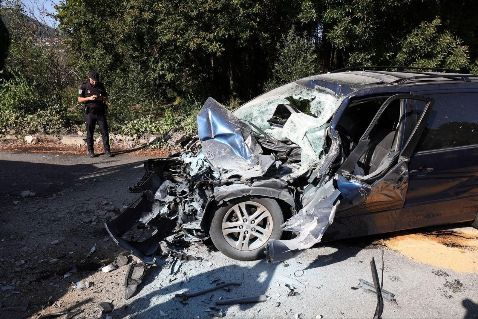 El coche robado, totalmente destrozado tras el accidente en Beade.