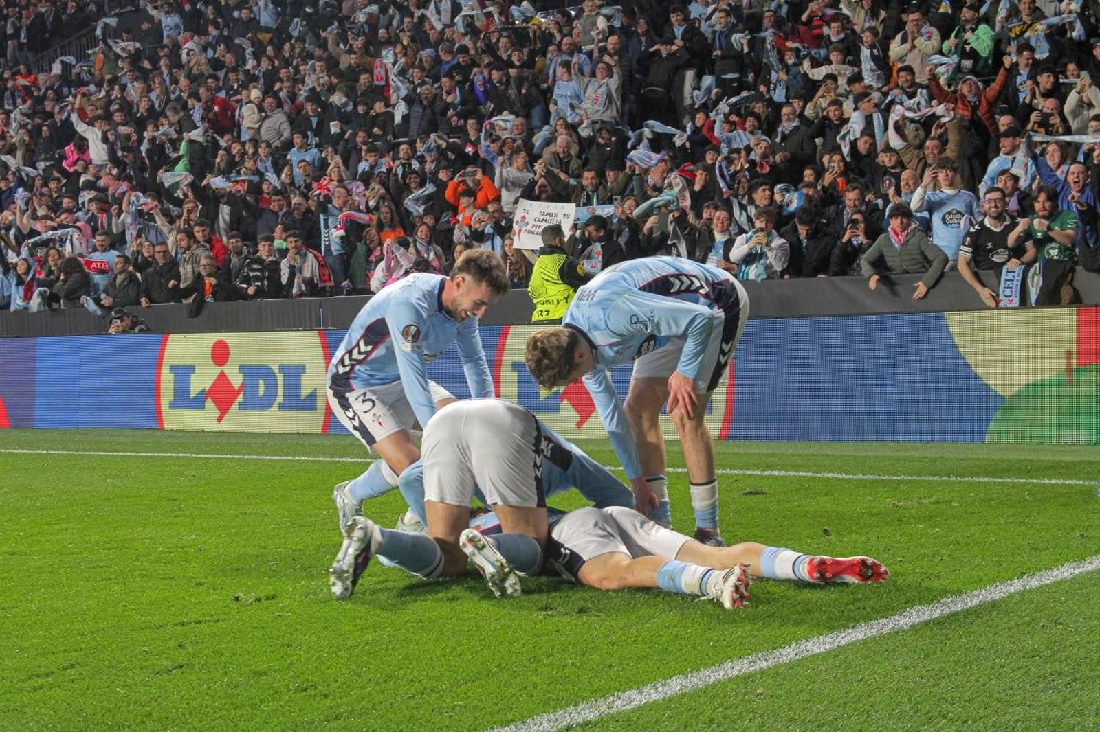 Galería | El Celta y el Olympique, un duelo de altura en Balaídos