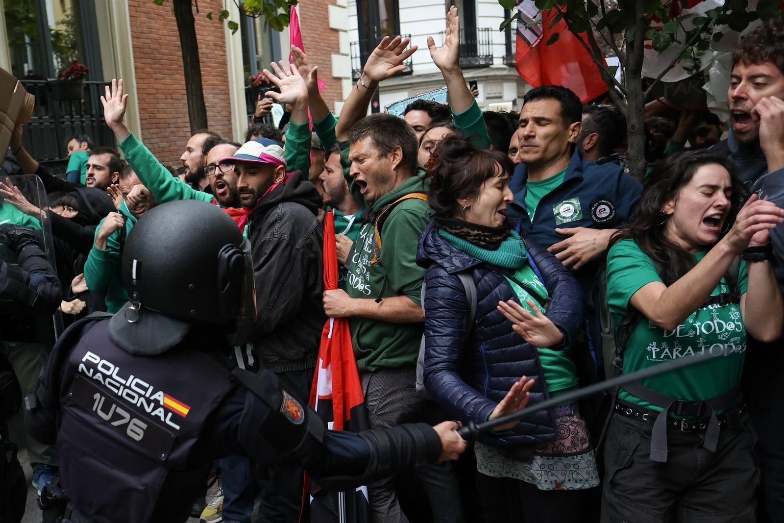 La Policía Nacional cargando contra los manifestantes que impedían la salida de la presidenta de la Comunidad de Madrid, Isabel Ayuso, de un acto.