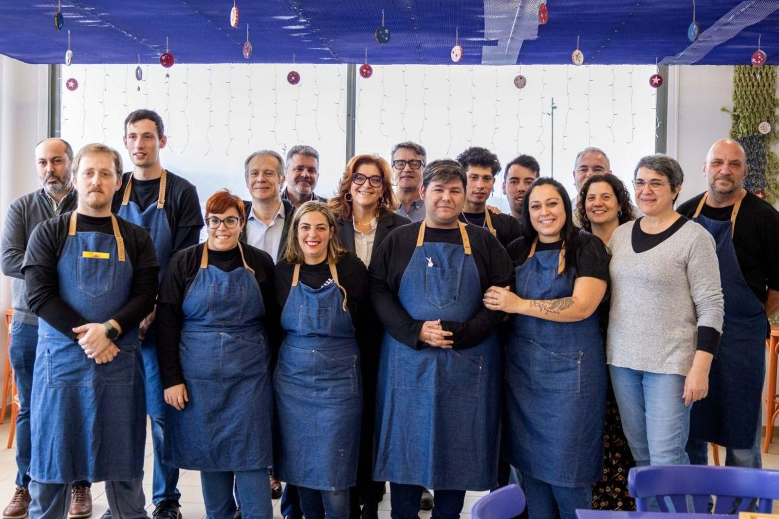 El grupo de trabajadores que atiende la cafetería de A Pasaxe, en A Guarda.