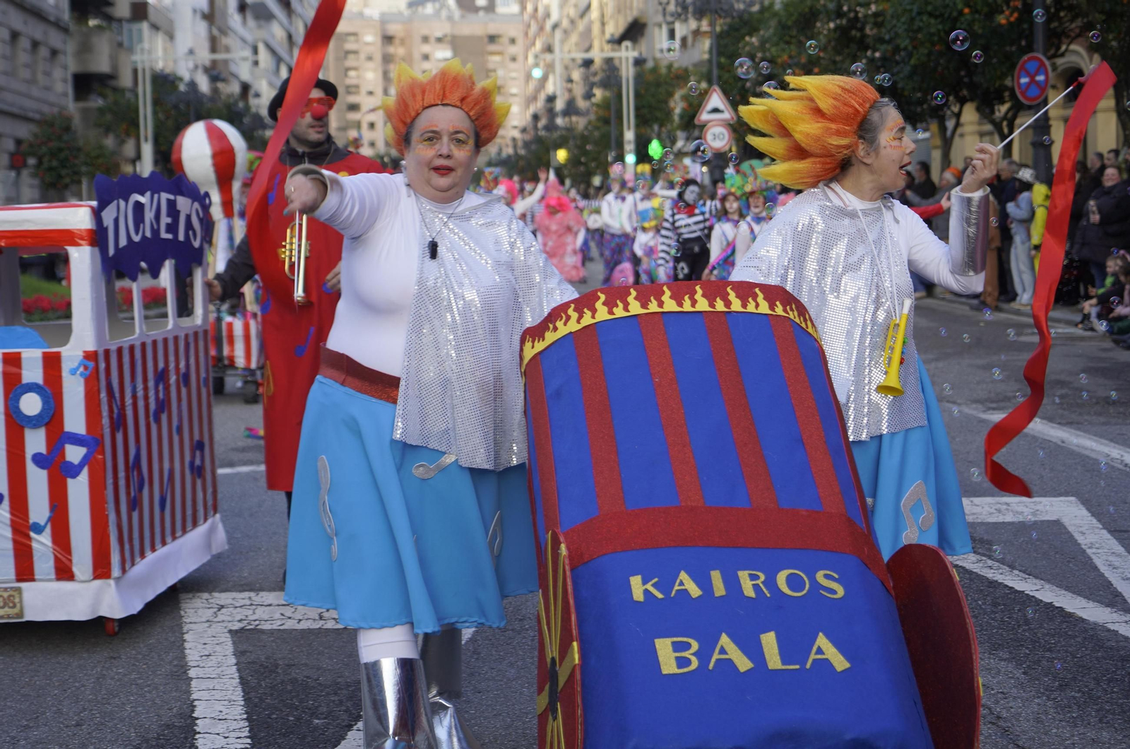 Galería | El desfile de comparsas del Entroido 2026 ilumina las calles de Vigo