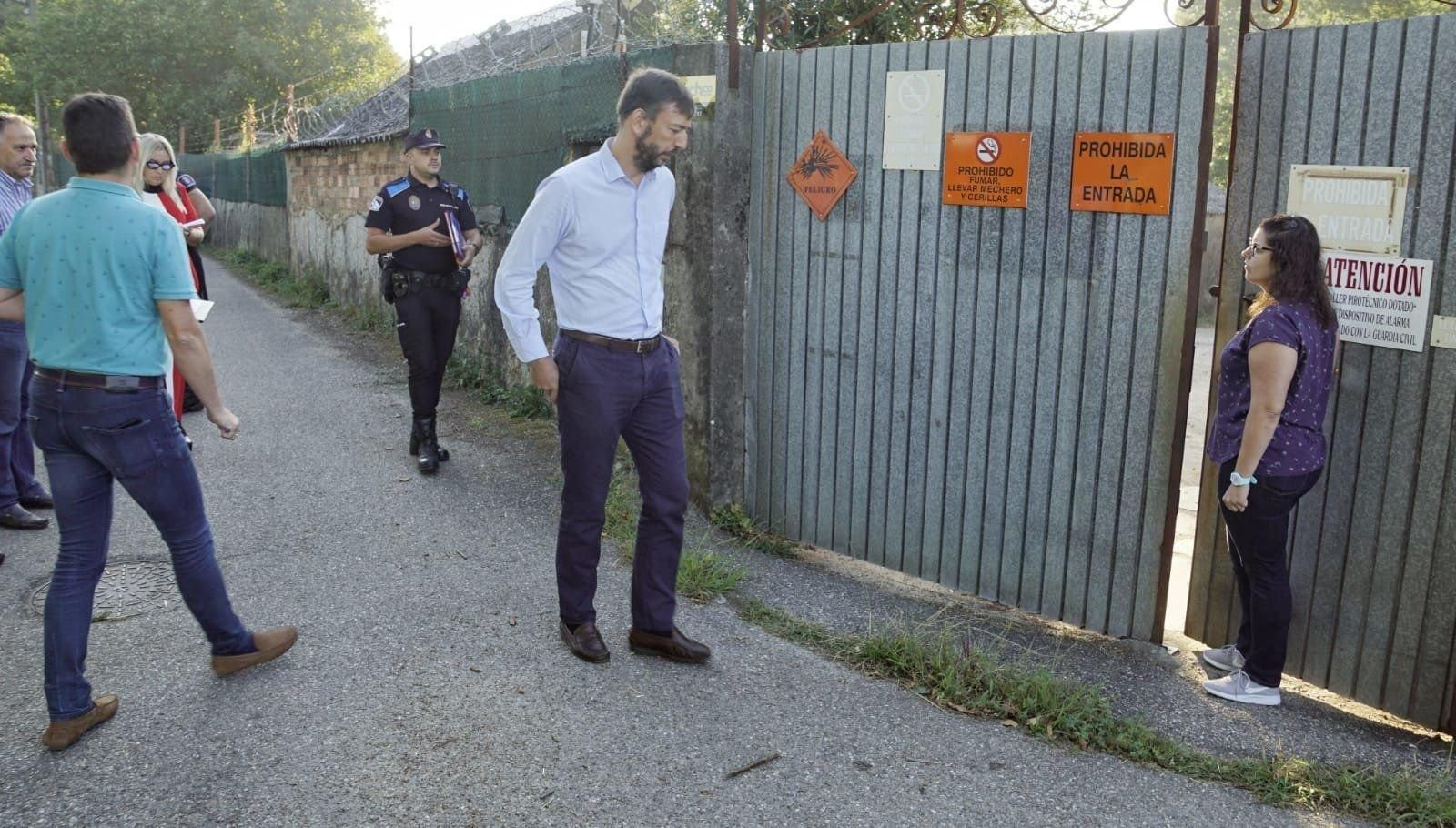 El alcalde Padín, en el precinto de La Gallega.