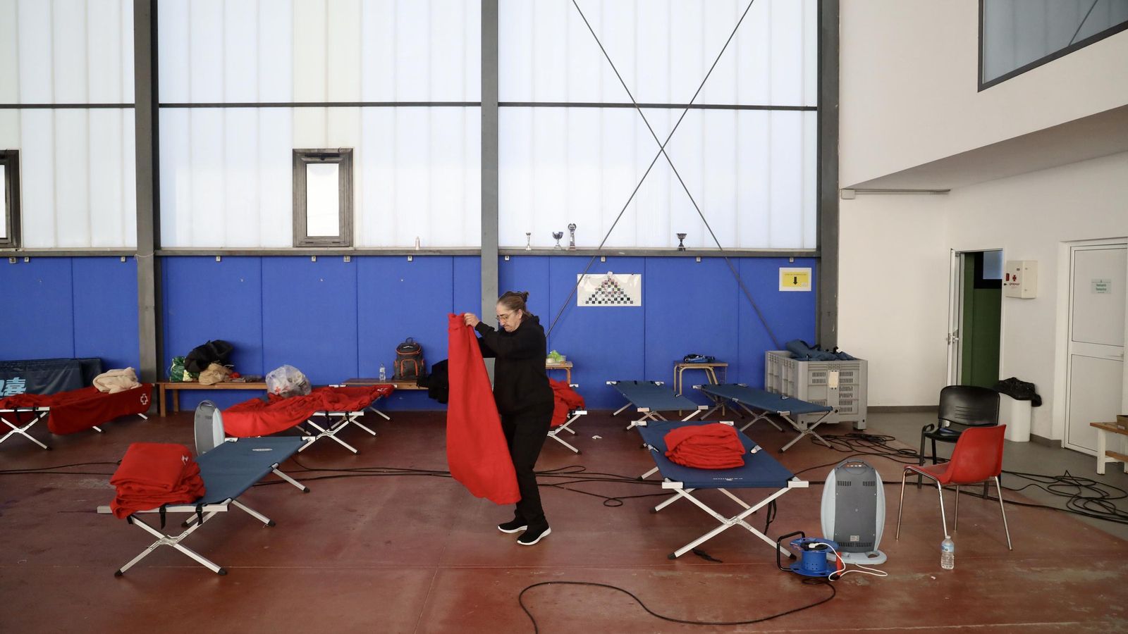 Vecinos alojados en el pabellón polideportivo por las lluvias de la borrasca "Francis"