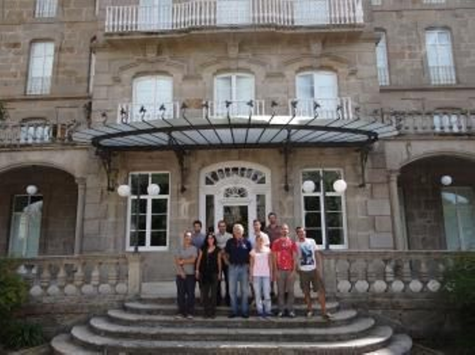 Los ocho becarios con el alcalde de Mondariz Balneario, José Antonio Lorenzo