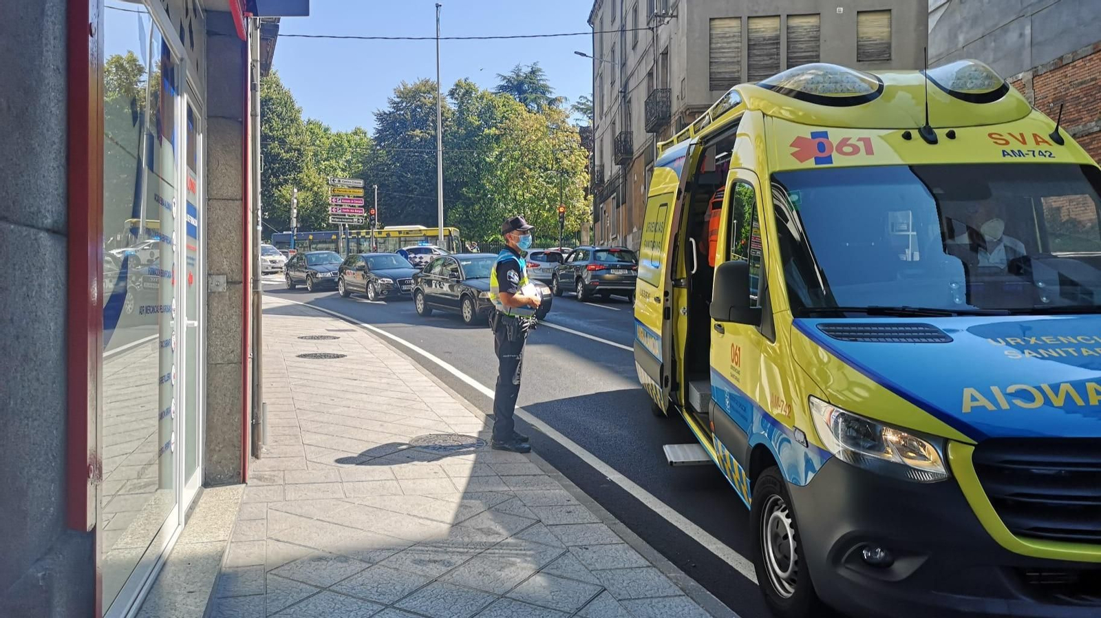 La mujer fue trasladada en ambulancia. (P.C.)