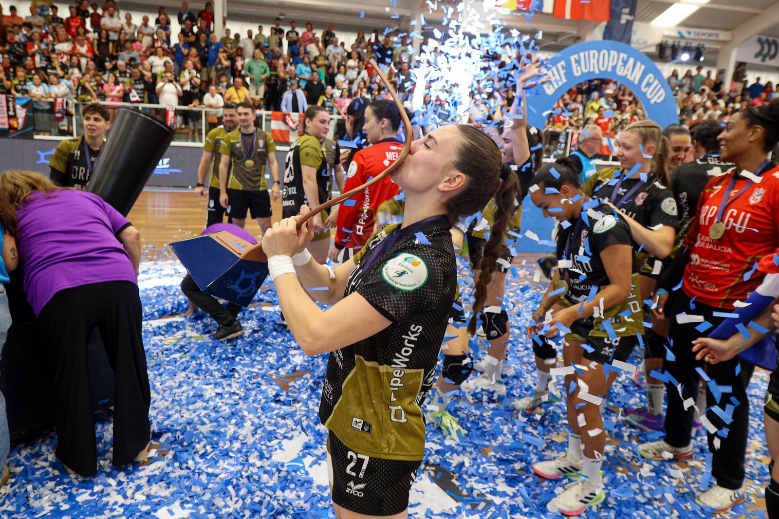 María Sancha besa el trofeo conquistado ayer por el Guardés en A Sangriña.