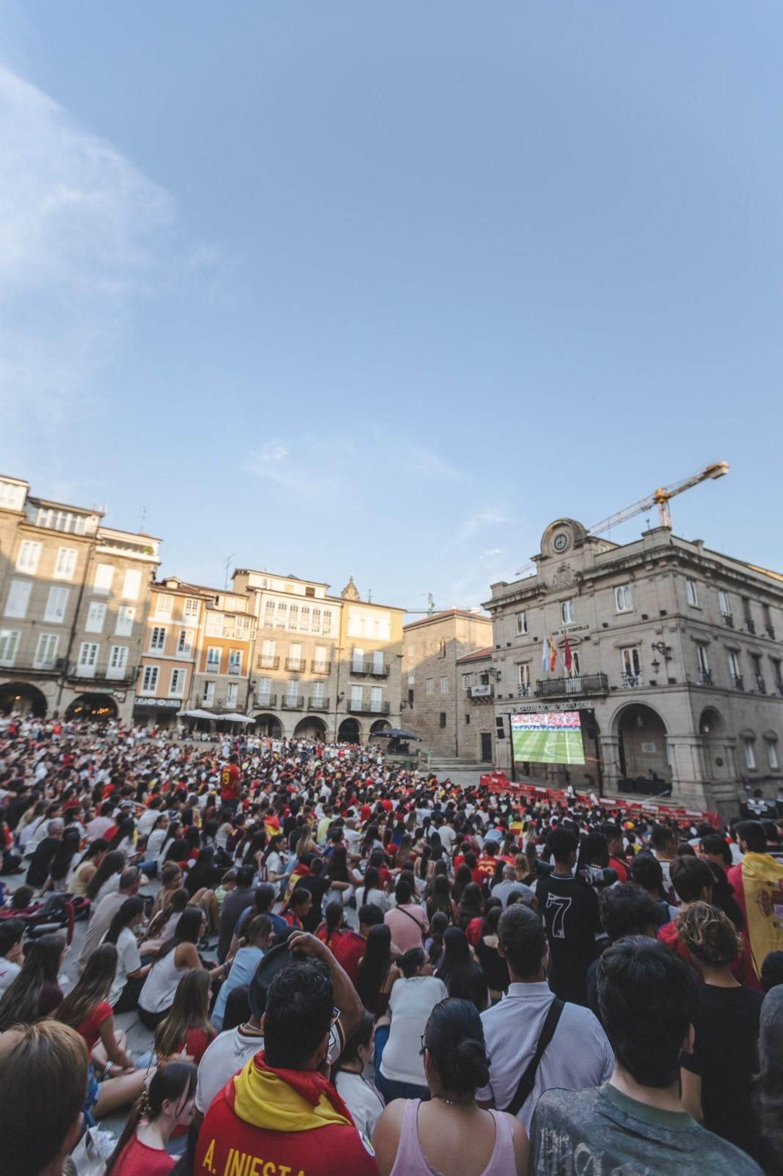 Galería | Camisetas, banderas y las calles de Ourense llenas de emoción por ver a España jugar los cuartos de final, en fotos