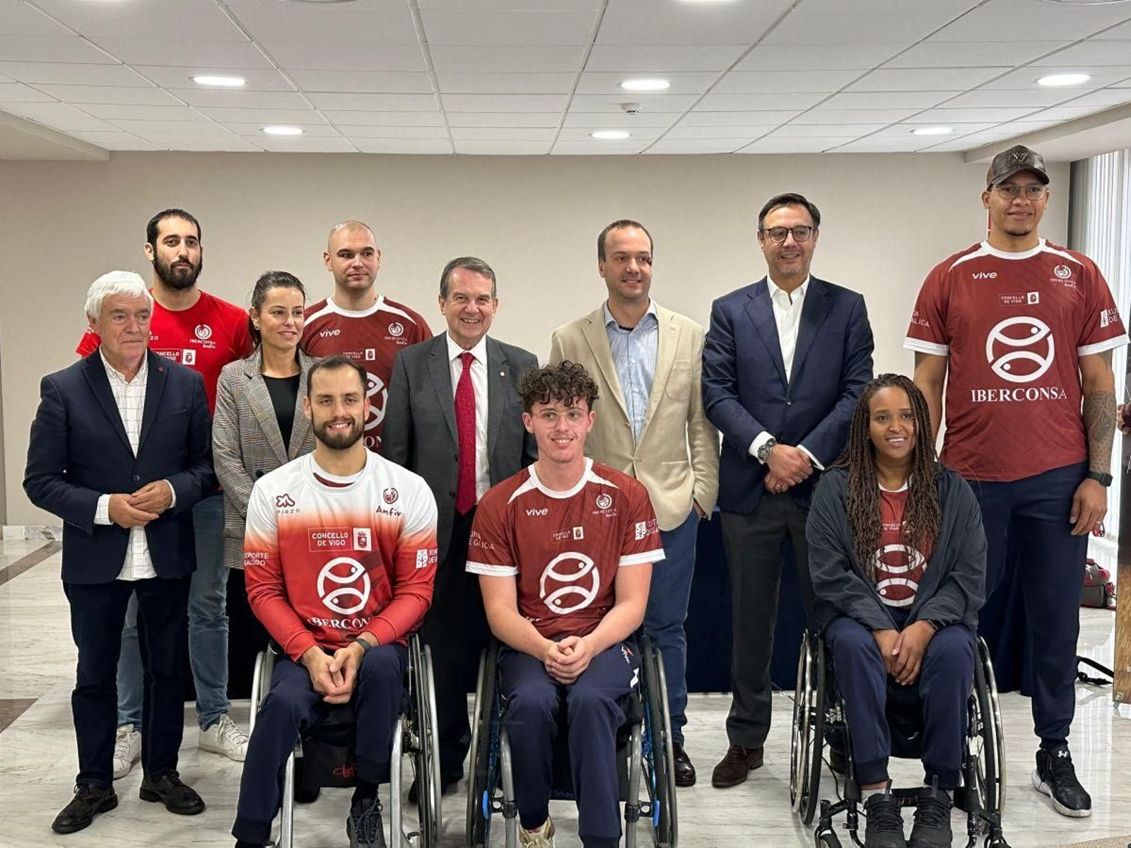 Fotografía conjunta con la plantilla y directiva del Amfiv y el alcalde de Vigo, Abel Caballero, ayer en el hotel Hesperia.