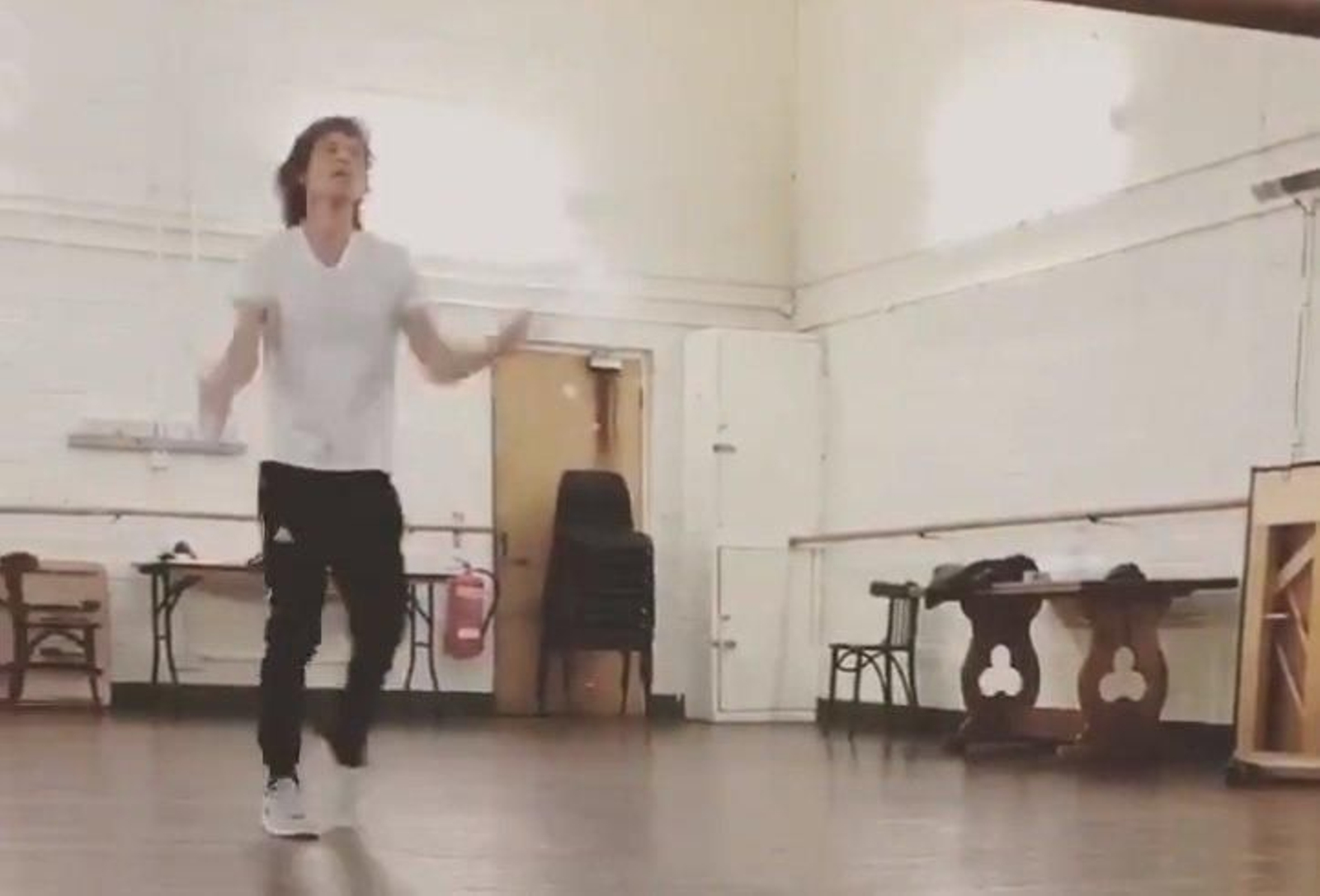 Mick Jagger, bailando.